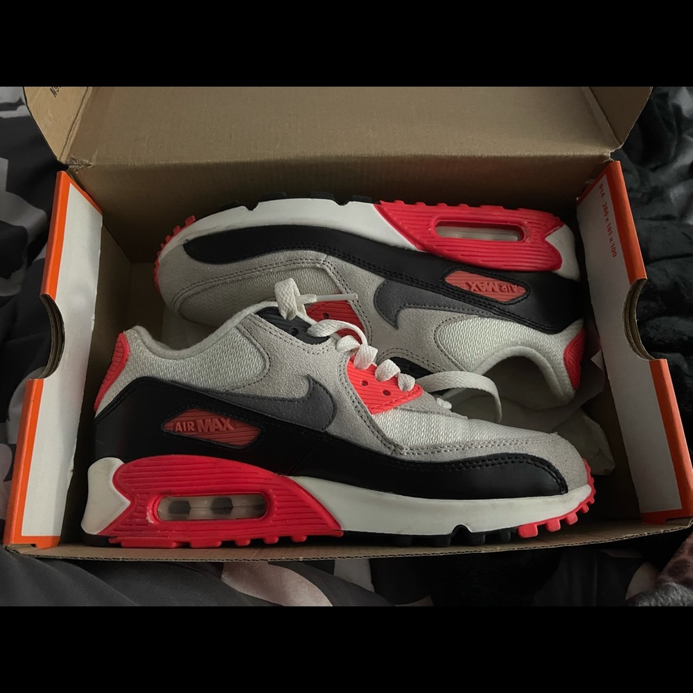 Nike air max . Look brand new . Size 5